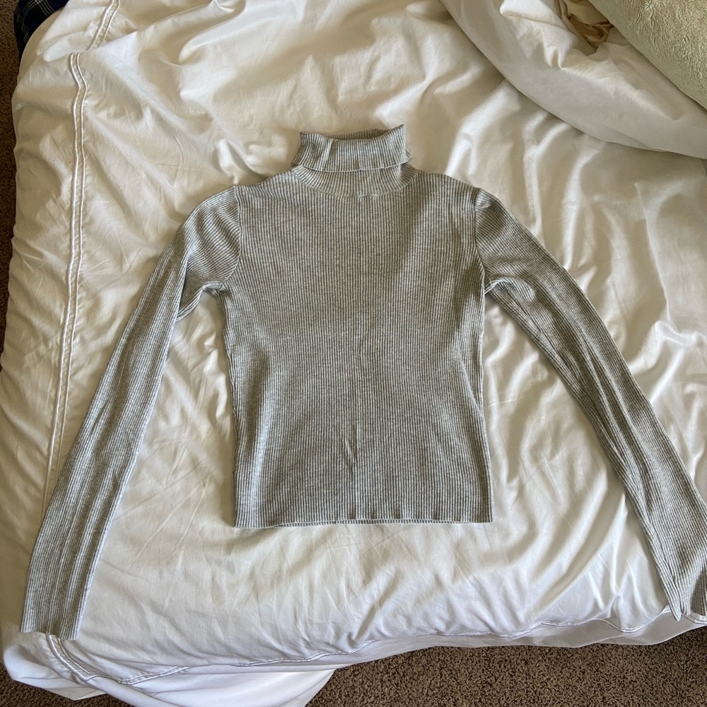 Brandy Melville Light Grey Turtle Neck - one size